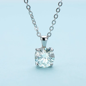 Close-up of 1 carat moissanite pendant with classic four-prong setting in 925 silver