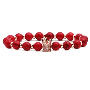 Pulsera ojo de tigre con cuentas rojas jaspeadas y un colgante de corona en oro rosa