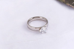 Nahaufnahme eines 4mm Edelstahlrings mit einem runden Solitär-Zirkonia-Stein