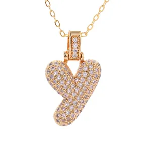 Collier pendentif lettre Y en or glacé avec zircons blancs sur une chaîne en métal fin
