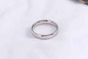 Draufsicht auf einen 4 mm polierten Edelstahlring in Silber auf weißem Plüschgrund