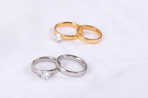 Detail von 4mm Gold- und Silber-Edelstahlringen mit runden Zirkonia-Steinen im Set
