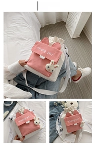 Gedetailleerde weergaven van een schattige Japanse canvas tas met konijnenoren in roze en wit.