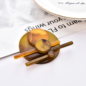 Fashionable acrylic geometric brooch with amber texture and round拼接 layers for suits