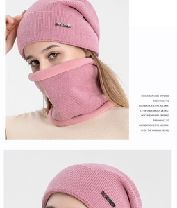 Détail du bonnet en tricot rose et tour de cou avec doublure polaire et logo en métal