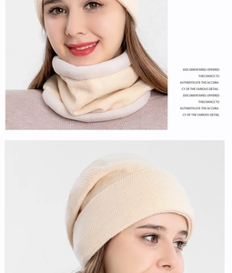 Détail du bonnet en maille blanc crème et du cache-col doublé polaire pour l'hiver