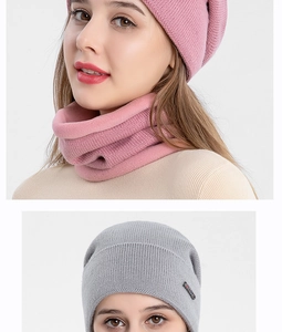 Détail d'un ensemble bonnet tricoté et tour de cou rose et gris avec doublure polaire chaude