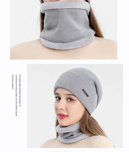 Détails d'un ensemble bonnet et tour de cou en tricot gris avec doublure polaire chaude