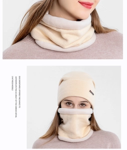 Détail du bonnet en tricot beige et du tour de cou avec doublure polaire blanche