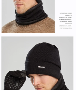 Détails de l'ensemble hivernal en tricot noir avec bonnet thermique, cache-col et gants