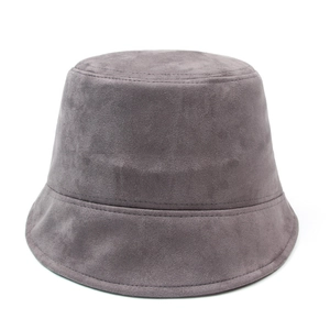 Detalle de la tela de ante sintético gris oscuro liso y la textura de este sombrero