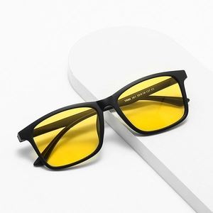 Lunettes de soleil polarisées carrées pour hommes avec verres jaunes et monture en TR90