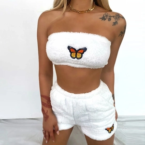 Ensemble blanc duveteux deux pièces avec bustier et short et broderie papillon orange