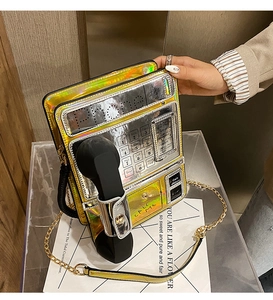 Détail du sac à bandoulière en forme de cabine téléphonique avec effet laser holographique
