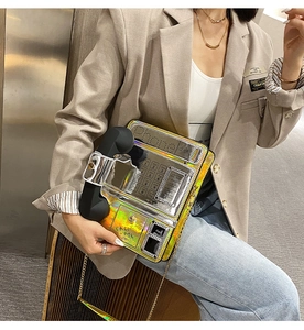 Détail du sac holographique en forme de téléphone avec cadran rétro et chaîne