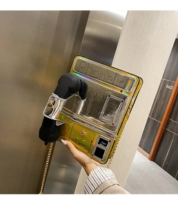 Détail du sac cabine téléphonique laser créatif avec cadran rétro et chaîne