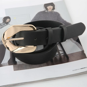 Schicker schwarzer Ledergürtel für Damen mit einer goldenen geometrischen Schnalle