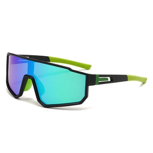 Outdoor sports cycling sunglasses with oversized polarized lenses and matte black frame