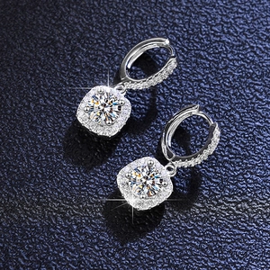 Vue macro de boucles d'oreilles halo carrées en argent S925 avec moissanite étincelante