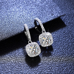 Gros plan de boucles d'oreilles en argent S925 avec moissanite carrée et halo