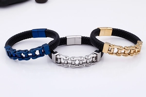 Gros plan de bracelets en cuir tressé de style punk en finitions bleu, argent et acier doré