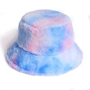 Detailansicht des weichen rosa-blauen Plüsch-Anglerhuts mit Batik-Muster für Winter