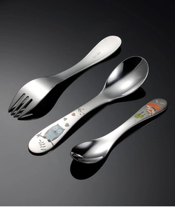 Detail of 304 stainless steel kids cutlery set with cartoon fox and owl pattern handles