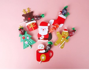 Vue détaillée de six cartes de Noël colorées en papier pour sucettes avec Père Noël et renne
