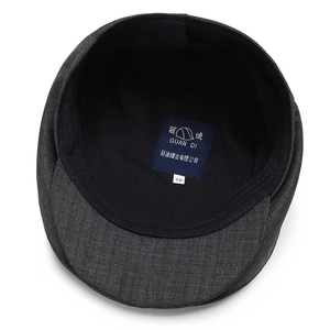 Vue intérieure de la casquette plate grise avec doublure bleue et étiquette de taille