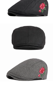 Détail de la broderie rose sur la casquette en laine en noir et gris anthracite