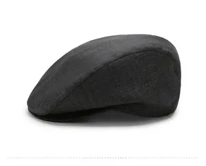 Gros plan d'une casquette plate gris foncé montrant la texture en lin et les coutures