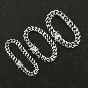 Détail de bracelets gourmette en acier inoxydable argenté avec fermoirs à boîte texturés