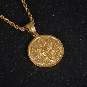 Détail macro de la chaîne torsadée dorée avec pendentif rond à relief d'ange Cupidon