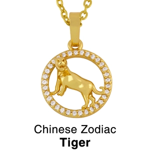 Detailansicht der goldenen Tierkreiszeichen Tiger Halskette mit glitzerndem Kristallrand