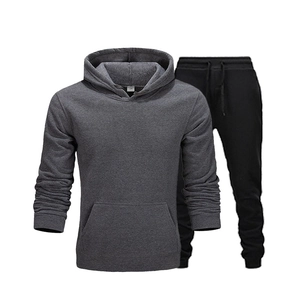 Herren Freizeit-Trainingsanzug mit dunkelgrauem Fleece-Hoodie und schwarzer Jogginghose