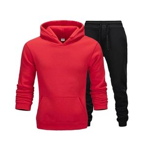 Zweiteiliges Sportset mit rotem Fleece-Hoodie und schwarzer Jogginghose auf weißem Grund