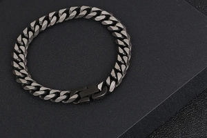 Gros plan détaillé du bracelet gourmette en acier inoxydable gris anthracite pour homme avec fermoir