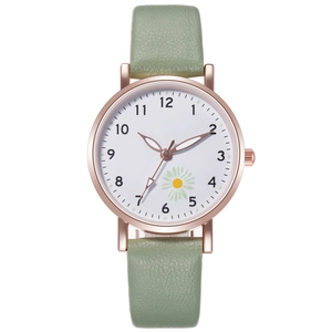 Dettaglio del cinturino in pelle verde salvia e quadrante con margherite oro rosa