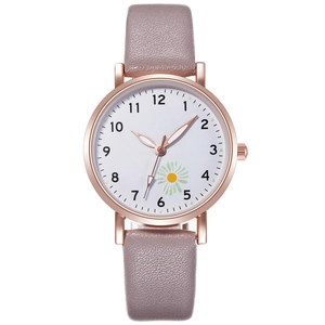Dettaglio quadrante orologio con motivo a margherita, cassa oro rosa e cinturino in pelle