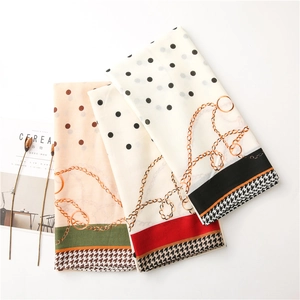 Sciarpe in seta con stampa floreale e catena con bordo pied de poule su sfondo minimalista