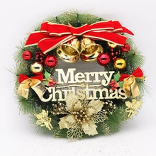 Weihnachtskranz mit Gold-Poinsettia, roten Schleifen und Merry Christmas Schild auf weißem Grund