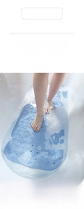 Dettaglio del tappetino da bagno in PVC azzurro con ventose e fori di drenaggio sicuri