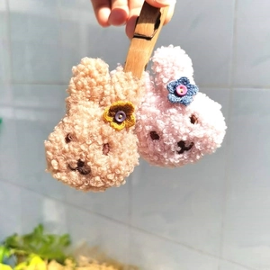 Süße Teddy-Fleece-Hasen-Accessoires mit Strickblumen und bunten Knopfunterschieden