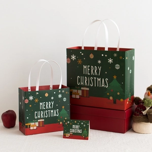 Set de bolsas de regalo de Navidad de papel con estampado de abeto, ideal para fiestas.