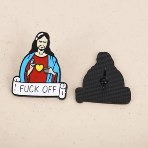 Vue détaillée du pin's émaillé avec motif religieux et ruban de texte décoratif