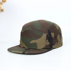 Classic jungle camouflage 5-panel flat brim cap made of durable cotton canvas for outdoors