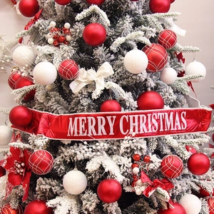 Set decorazioni albero di Natale con palline rosse, fiocchi bianchi e striscione Merry