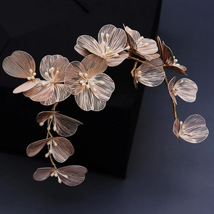 Serre-tête floral fait main en or rose avec pétales en fil métallique et perles de mariée