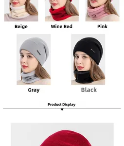 Détail ensemble bonnet et cache-col en tricot pour l'hiver en beige, bordeaux, rose et gris