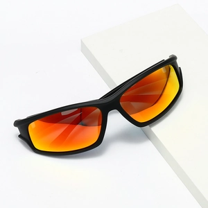Lunettes de soleil sport noir mat avec verres polarisés orange sur socle blanc
